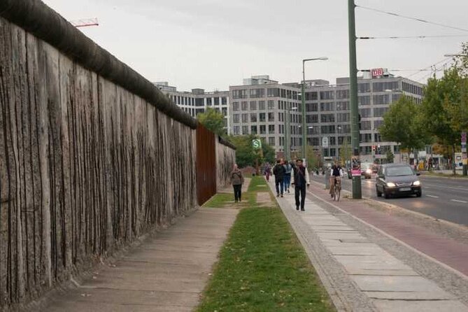 2.5-Hour Berlin Wall and Memorial Sites Walking Tour - The included pause and small-group flow
