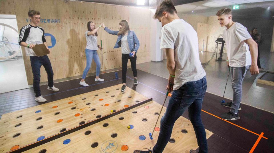 3D Adventure black light mini golf (Berlin) - Laserstar Berlin: 3D black-light mini golf that’s really a game