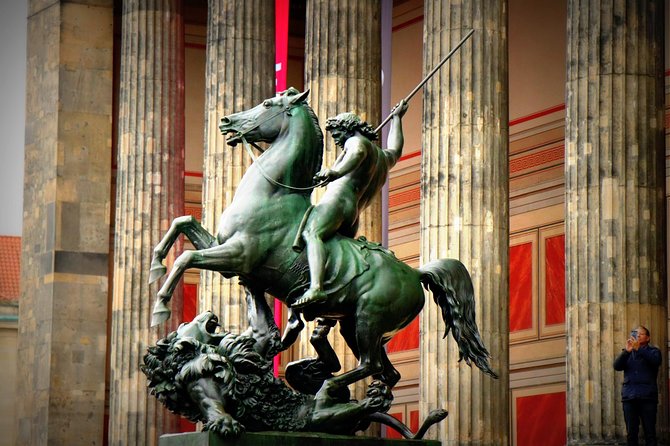 5hours: Guide, Chauffeur & Photographer in Berlin private Tour - From Brandenburg Gate to Victory Column: the monument chain