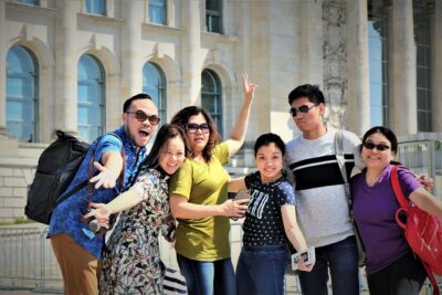 5hours: Guide, Chauffeur & Photographer in Berlin private Tour - What the van and pickup really mean for your time