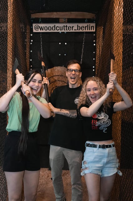 AXE THROWING EXPERIENCE IN BERLIN - Warm-Up Games, Unlimited Throws, and a Trick Shot Moment