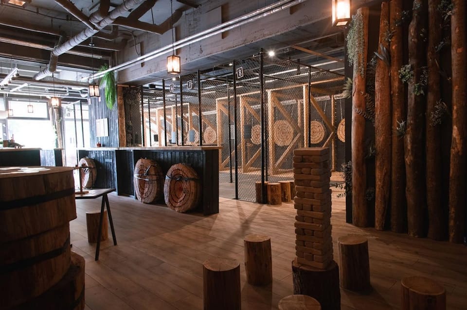 AXE THROWING EXPERIENCE IN BERLIN - Group Setup: Lane Sharing, Player Limits, and Team Energy
