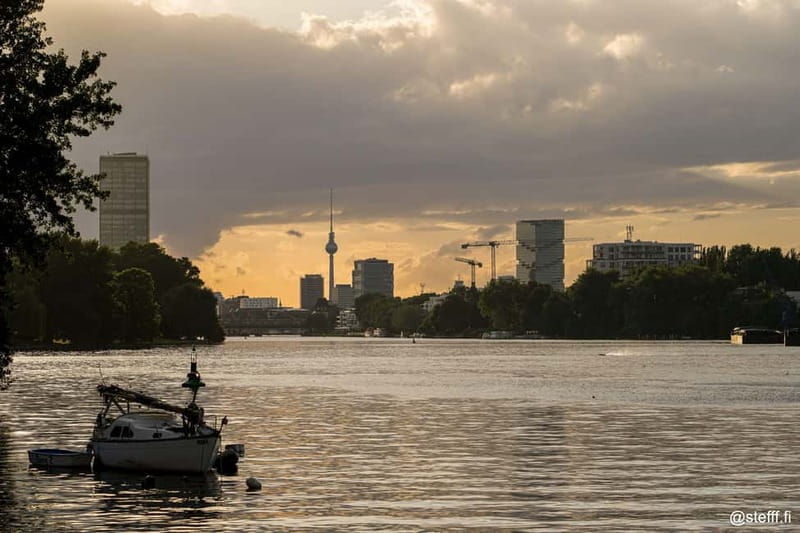 Berlin: 2.5-Hour Beer & Sunset Sightseeing Boat Cruise - Key points to know before you board