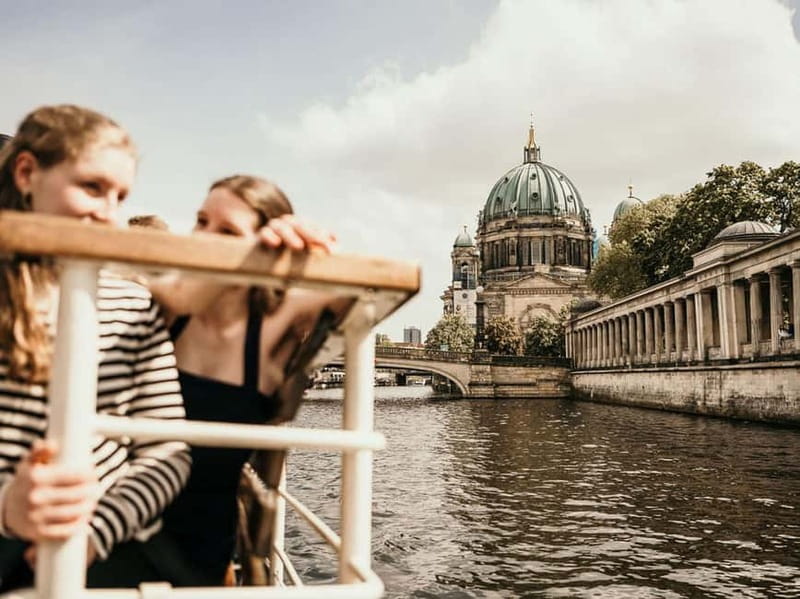 Berlin: 2.5-Hour Beer & Sunset Sightseeing Boat Cruise - Beer and snacks onboard: simple, local, and easy
