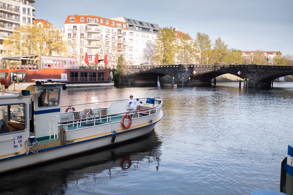 Berlin: Audrey Ahoi! Spree cruise with drag queen (HOL) - Timing, locks, and what can affect your ride