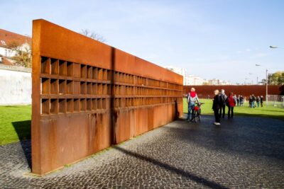 Berlin: Berlin Wall Tour Berlin East West - How the 75–90 minute walk works (and how to plan for it)