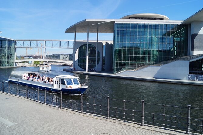Berlin Capital 4-Course Sunset Dinner Cruise Including Drinks - Meeting point reality check: Rosengarten in the evening dark