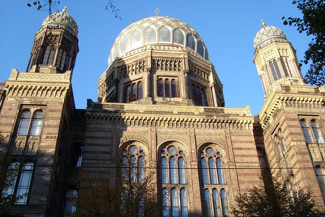 Berlin City Walking Tour of Scheunenviertel and Hackesche Höfe in Berlin Mitte - Stop 3: Stiftung Neue Synagoge Berlin – Centrum Judaicum and Clärchens Ballhaus