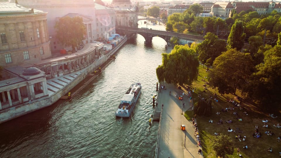 Berlin: Evening Boat Cruise – Romance & Moonlight - Getting on Board: Seminarschiff setup, views, and the best seats
