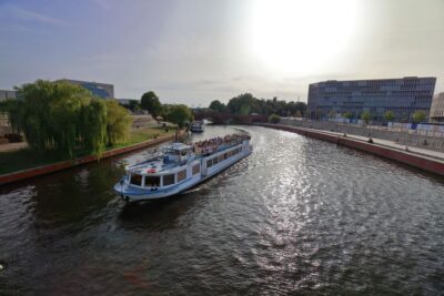 Berlin: Evening City Sightseeing Cruise - Where to meet and how to choose your best seat