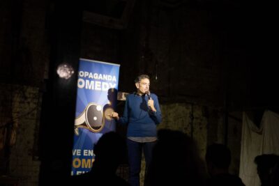 Berlin: Expats in Berlin Comedy Show Ticket - Your Arrival Routine: Hosts, Free Drink, and Immediate Atmosphere