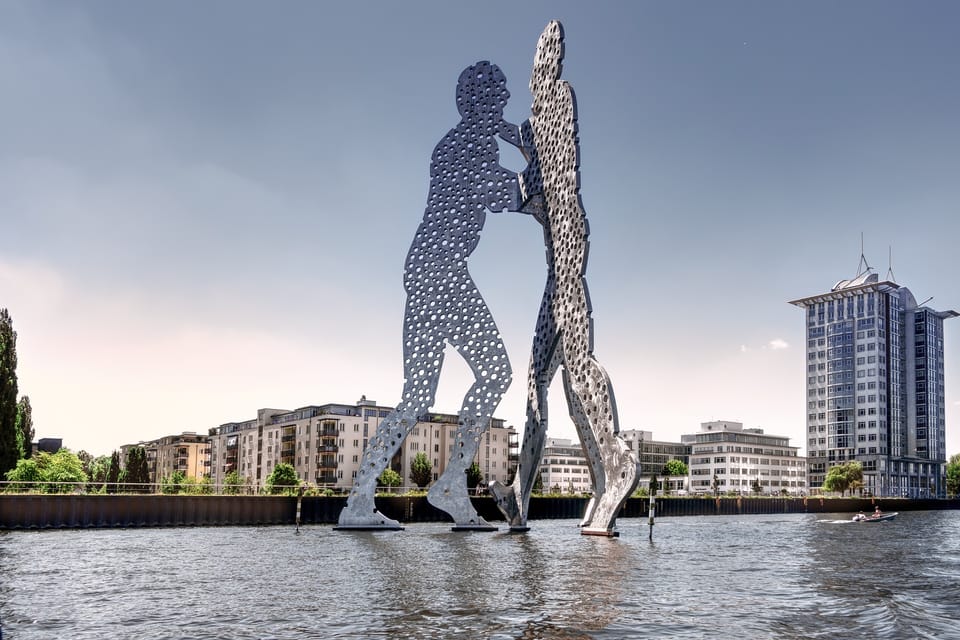 Berlin Friedrichshain: Outdoor Crime Mystery Tour - Practical tips to make your team faster