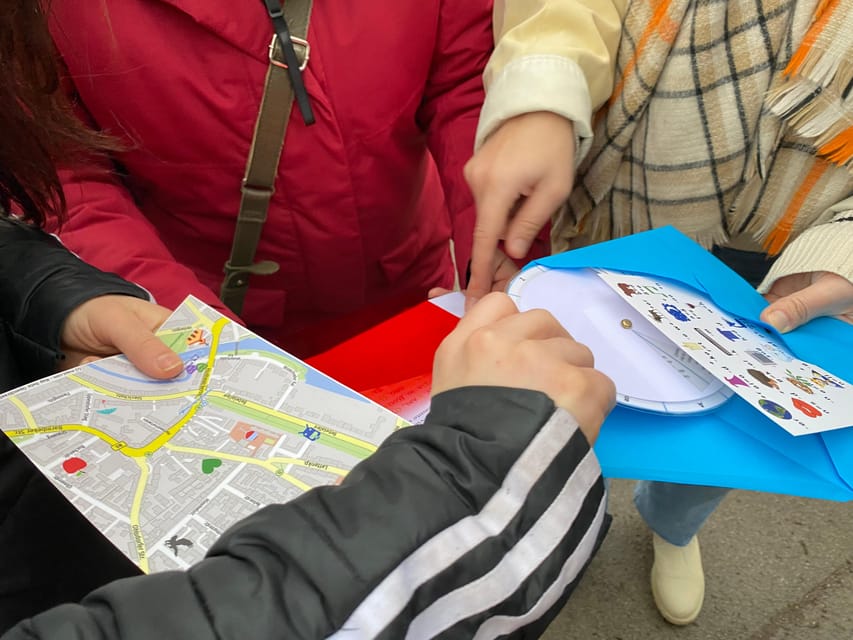 Berlin Friedrichshain: Outdoor Crime Mystery Tour - How the 2-hour mystery walk unfolds at each station