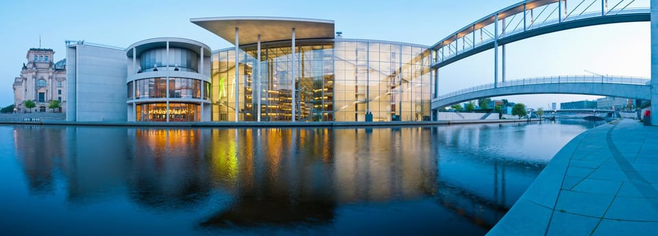Berlin: Guided Walking Tour around the Reichstag - Price and value for a private group up to 30
