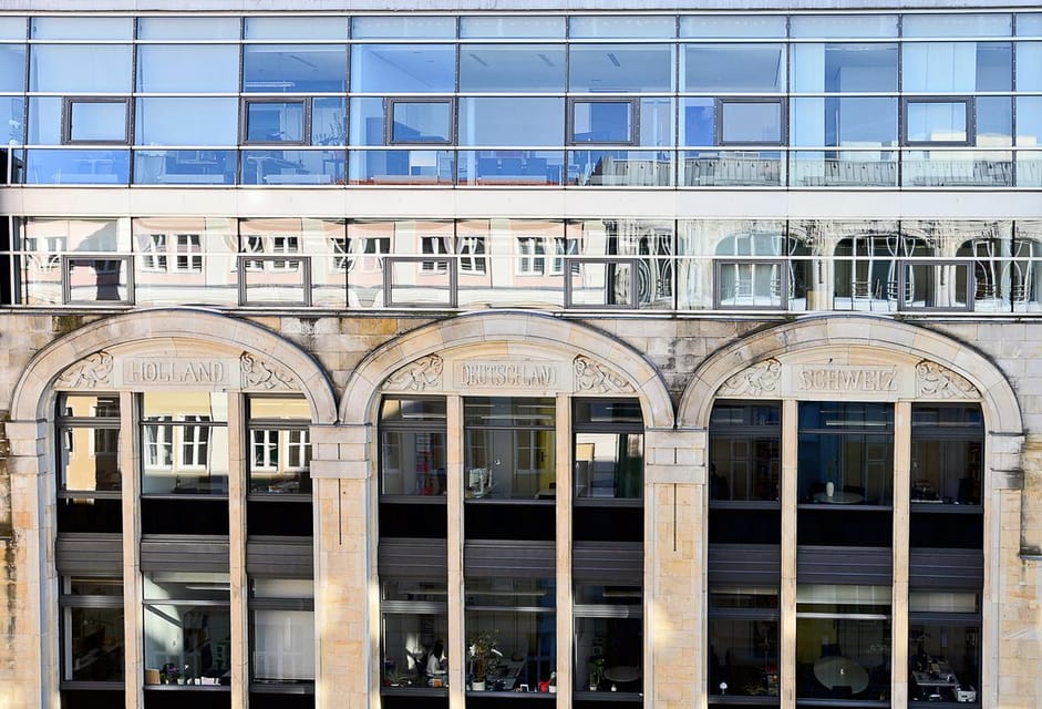 Berlin: Hidden gems around the Gendarmenmarkt - Guided walking tour - Starting at Gendarmenmarkt: why the square still feels like a stage