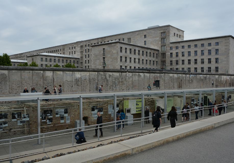 Berlin: Historical Sights & Berlin Wall Tour with a Berliner - Reichstag stop: when the government district becomes part of the story
