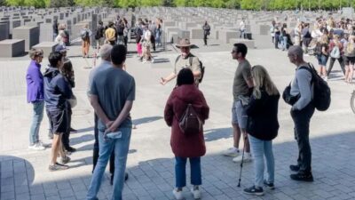 Berlin: Hitler's Berlin The Rise & Fall Guided Walking Tour - Meeting at Brandenburg Gate and getting your bearings fast