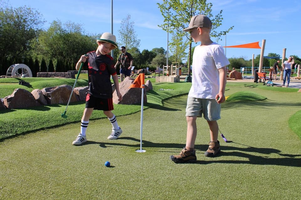Berlin: Holland-Park day ticket - Adventure mini-golf: 27 Dutch courses that actually fill time
