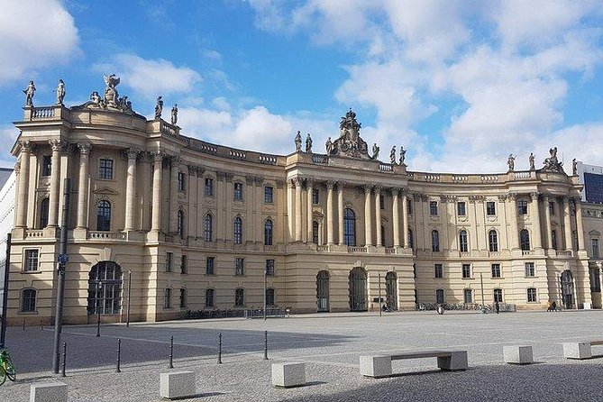 Berlin in one day – day tour with an expert guide - Starting at Ebertstraße 24: the “walk, don’t wait” rhythm