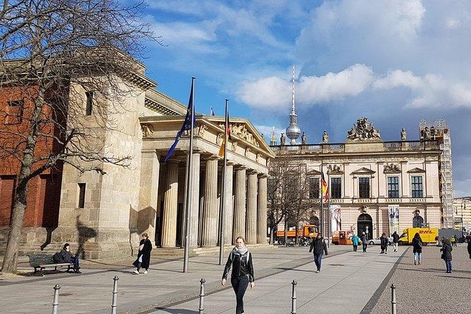 Berlin in one day – day tour with an expert guide - Checkpoint Charlie and the Wall memorial reality check