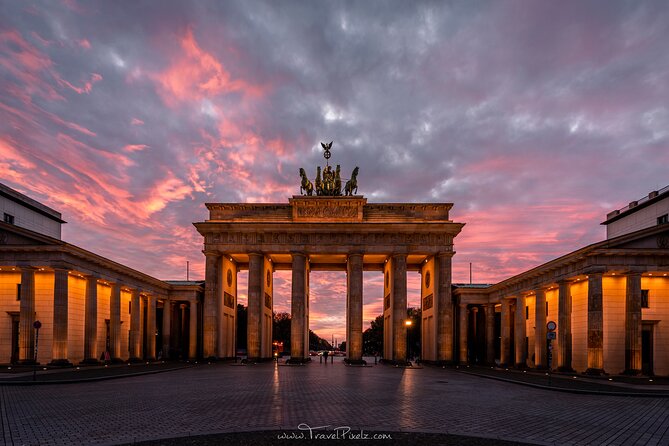 BERLIN PHOTO TOUR with a professional Photographer from Berlin - Brandenburg Gate to the Reichstag district: modern Berlin photo angles