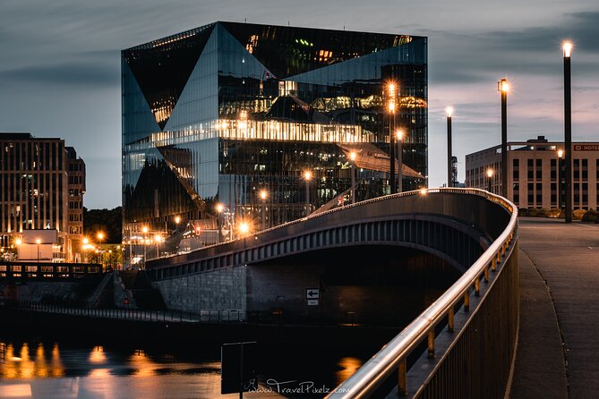 BERLIN PHOTO TOUR with a professional Photographer from Berlin - Small-group value: getting attention instead of just locations