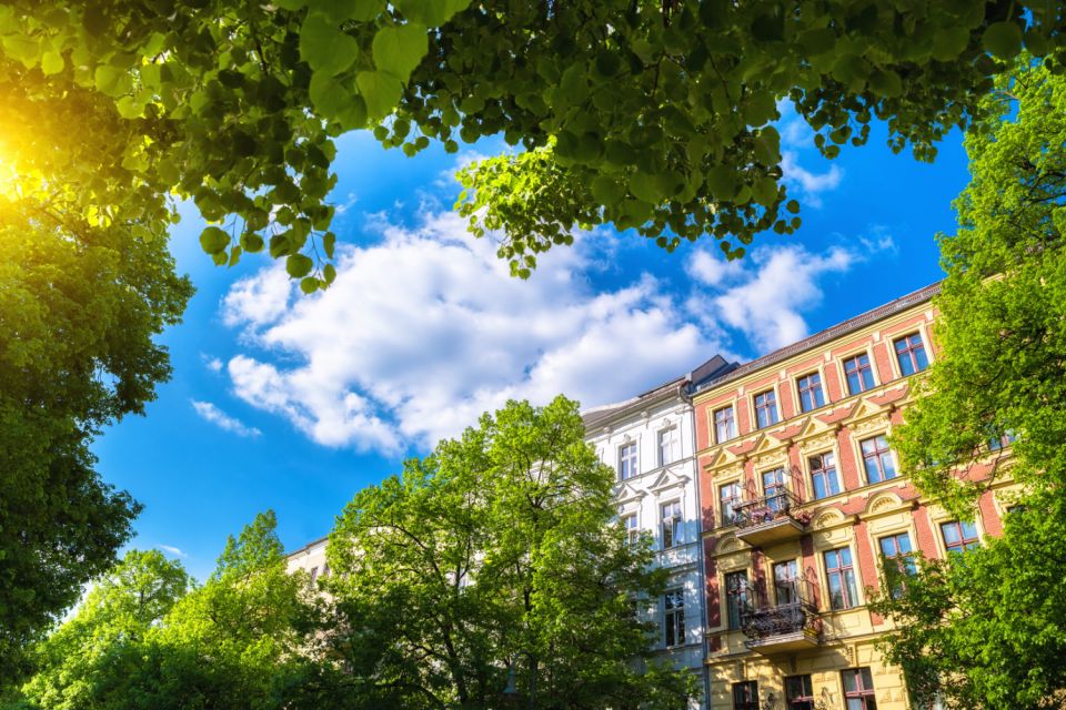 Berlin Prenzlauer Berg: Scavenger Hunt Self-Guided Tour - Konnopke currywurst: a built-in excuse to eat well