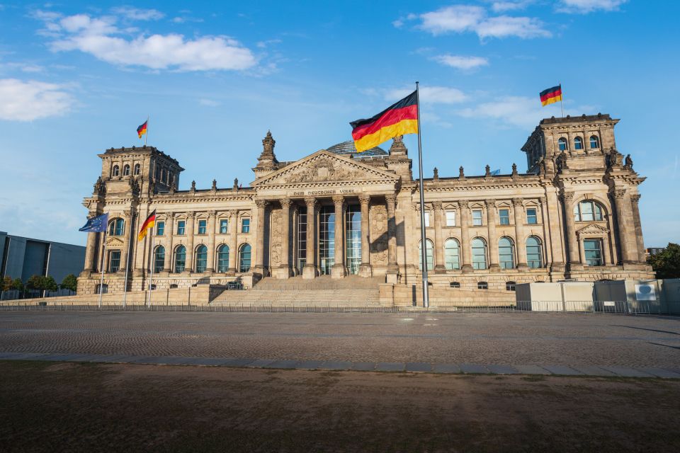 Berlin: Private 2-Hour Sightseeing Tour in Classic GDR Van - The 2-hour loop: Brandenburg Gate to Potsdamer Platz
