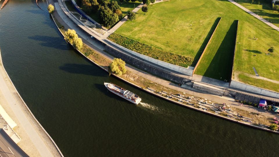 Berlin: Sightseeing Boat Tour on the Spree for Families - Government District and the Bundestag: seeing power from a new angle