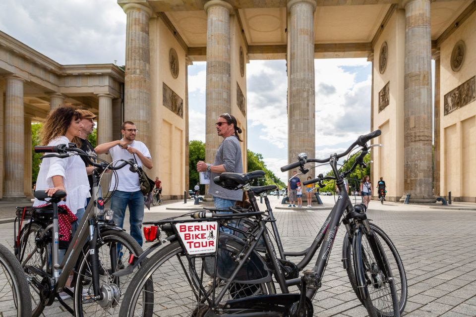 Berlin: Small Group Bike Tour Through City Center - New Synagogue and Old Post Headquarters: architecture with meaning