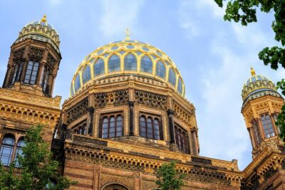 Berlin’s Jewish Heritage: Private Tour of the Vibrant Jewish District - Stop 1: New Synagogue Berlin (Centrum Judaicum) and Those Golden Domes