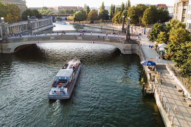 City lounge trip with the lounge ship through Berlin - A small lounge boat that keeps Berlin feeling calm