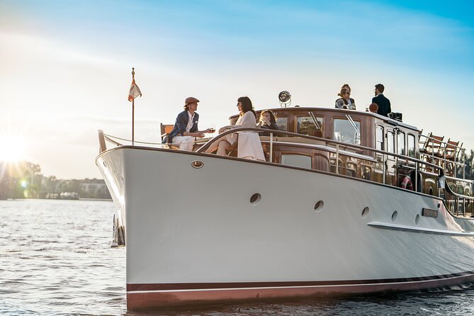 Evening aperitif tour aboard the motor yacht Fitzgerald - Starting at FLAGSHIP.BERLIN by the Berliner Dom pier