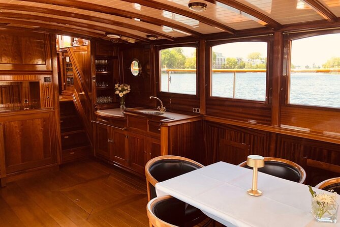 Evening aperitif tour aboard the motor yacht Fitzgerald - Berliner Dom to the Humboldt Forum: rebuilding seen from the water