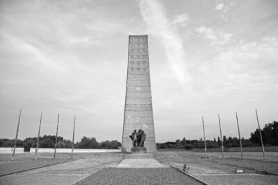 From Berlin: Licensed Sachsenhausen Tour with max. 15 people - Meeting Point at Hackescher Markt and the Ride North