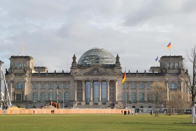 Guided Insider Tour Government and Parliament District - A 90-minute insider walk at Spreebogen