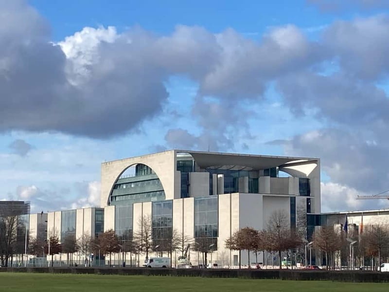 Guided Insider Tour Government and Parliament District - Reichstag and the roof-terrace plan for your best views