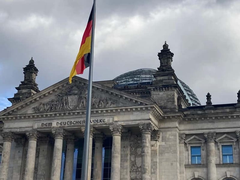 Guided Insider Tour Government and Parliament District - Language, pace, and what to bring (so you’re not stuck waiting)