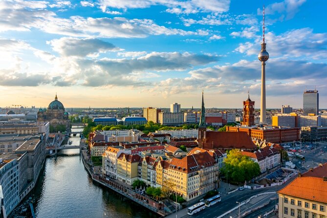 Love and War in Berlin: Self-Guided Story Puzzle Walk - Getting started at Alexanderplatz and the Urania World Clock