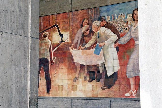 Private Berlin Custom Half-Day Tour with Private Driver and Guide - Brandenburg Gate and Unter den Linden: the city’s central axis