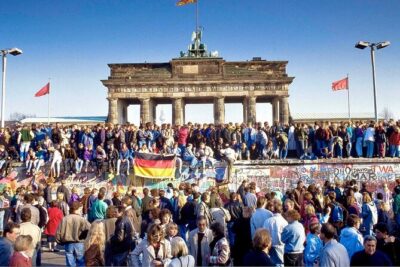 Private Berlin Walking Tour - Brandenburg Gate: more than a postcard arch