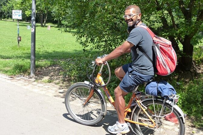 Private Guide Up to Group 6 - ONE Rickshaw, (E)Bikes, E-Scooters - Bebelplatz: book burning memorial and the price of censorship