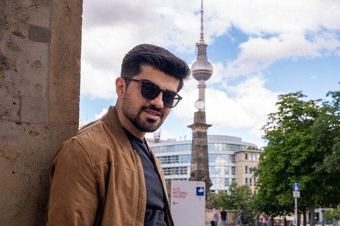 Private Personalized Photoshoot in Berlin - Kolonnadenhof Courtyard Time: Posing With Space (Not Chaos)