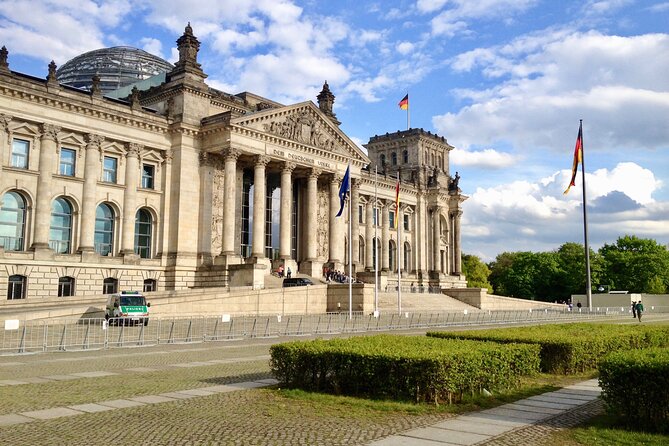Private Taxi Tour of Berlin East and West and Neighbourhood approx. 4-6h - Unter den Linden and Forum Fridericianum: royal boulevards meet WWII memory
