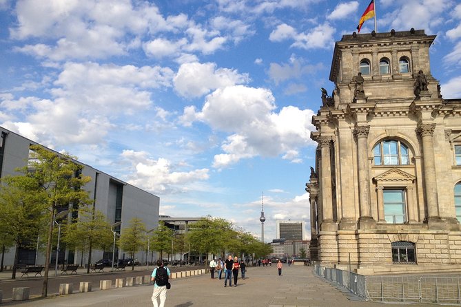 Private Taxi Tour of Berlin East and West and Neighbourhood approx. 4-6h - Nikolaiviertel and the sense of old Berlin (reconstructed or not)
