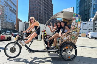 Rickshaw Sightseeing City Tours Berlin - Rikscha Tours - Starting at Brandenburger Tor: pickup and the 2 km rule