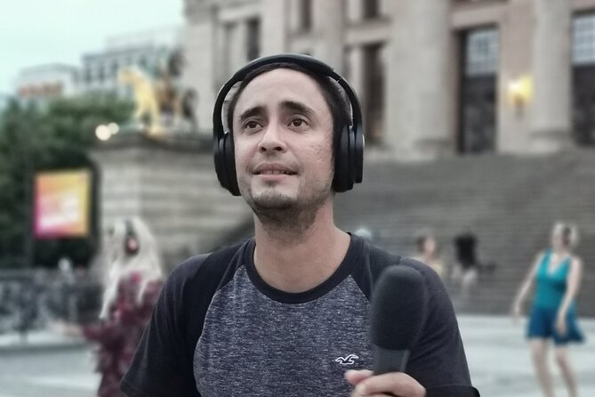 Silent disco through downtown Berlin with flash mobs - Hosts and DJ energy: the part that makes it feel easy