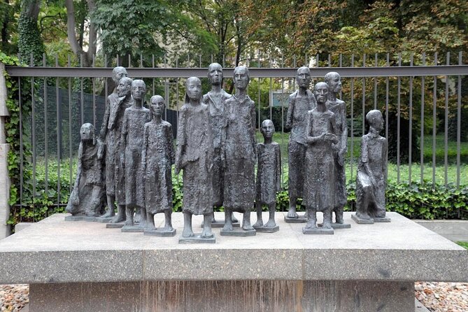"The Jewish Berlin" - The route starts at Stiftung Neue Synagoge Berlin and goes beyond a photo stop