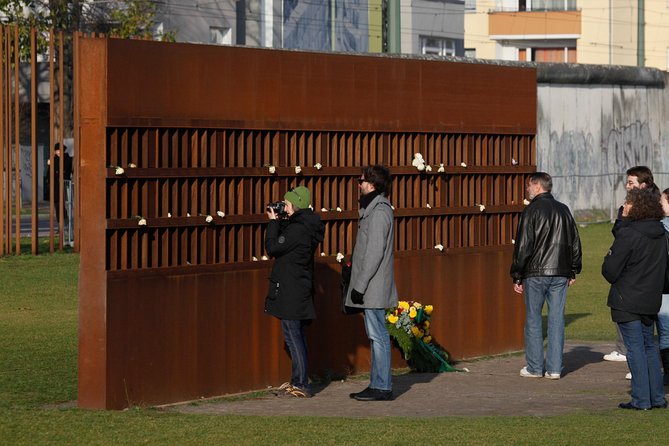 Wall Tour Berlin - Fates, Heroes & Love Stories - Start at Elisabeth-Schwarzhaupt-Platz: Getting Oriented Fast