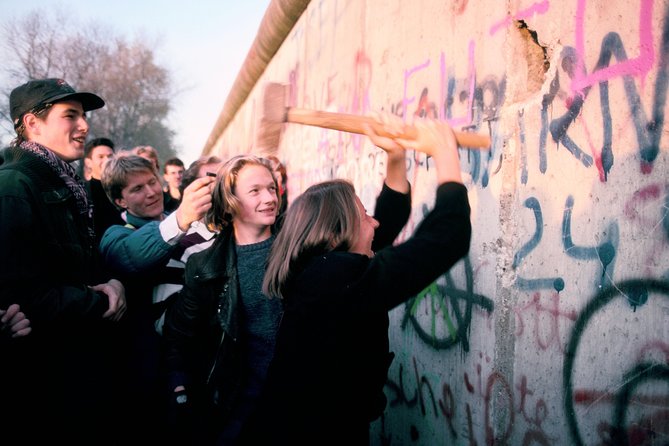 Wall Tour Berlin - Fates, Heroes & Love Stories - How a Wall Was Made Real: Ulbricht’s Line to August 1961